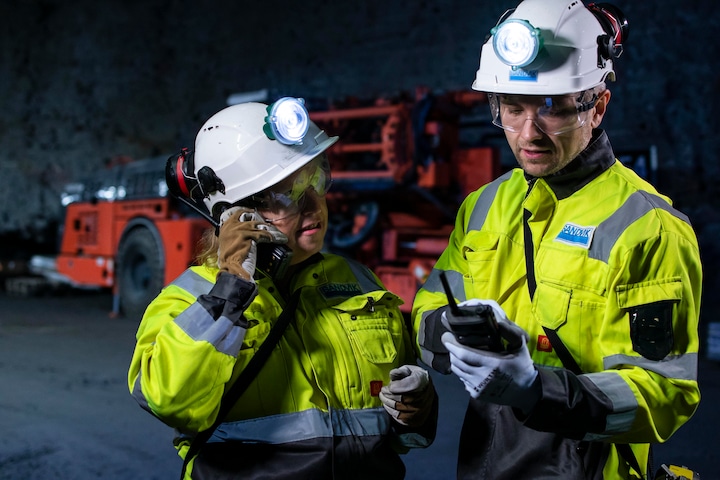 Improve workforce safety with Nokia Industrial ruggedized handhelds.