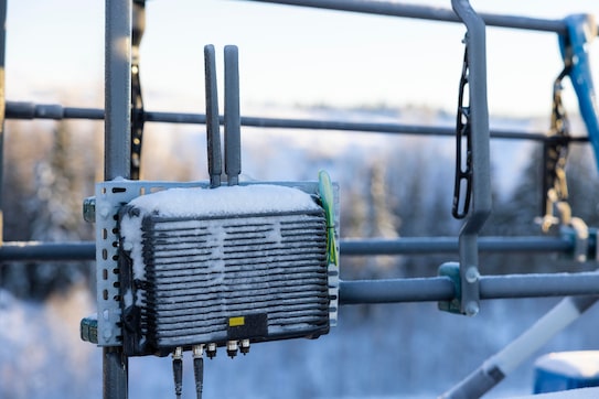 Nokia Industrial 5G fieldrouter connects straddle carriers, RTGs and other vehicles e.g. in harsh port conditions