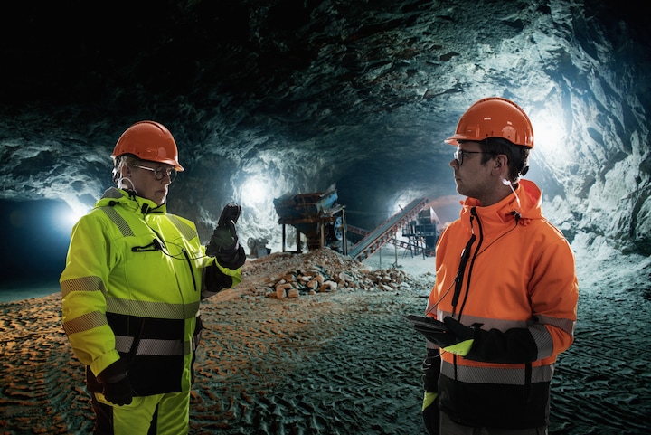 Nokia Team Comms supported by ruggedized Nokia Industrial 5G handhelds and accessories. Mining, underground