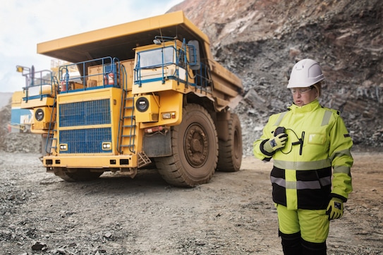 Nokia Industrial 5G handhelds come with optional accessories making them easier to use. Mining, open pit