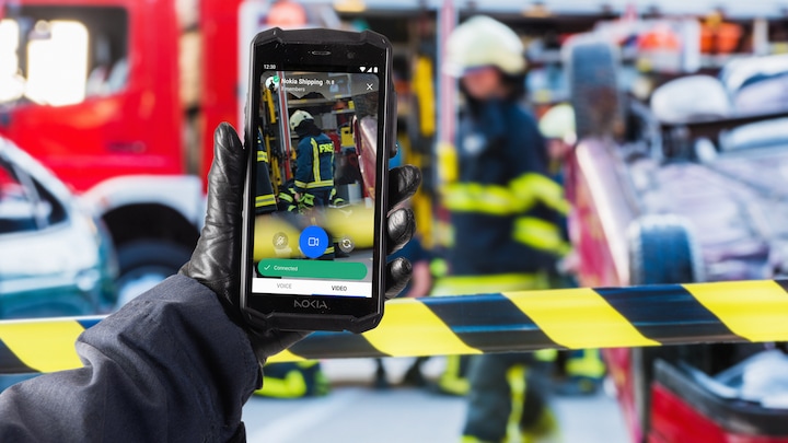 Communicate to operations center from the scene with Nokia Industrial 5G handheld.​ Public safety, police, fire