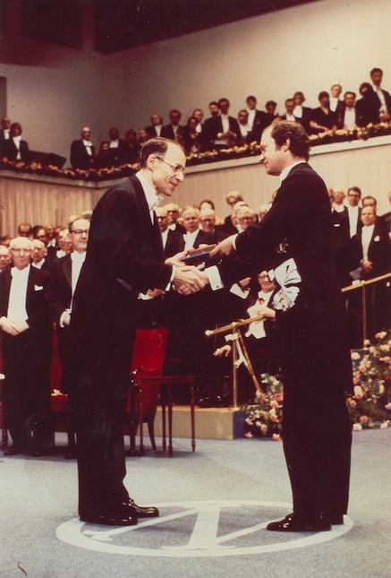 Penzias accepts his Nobel Prize from the King of Sweden in 1978