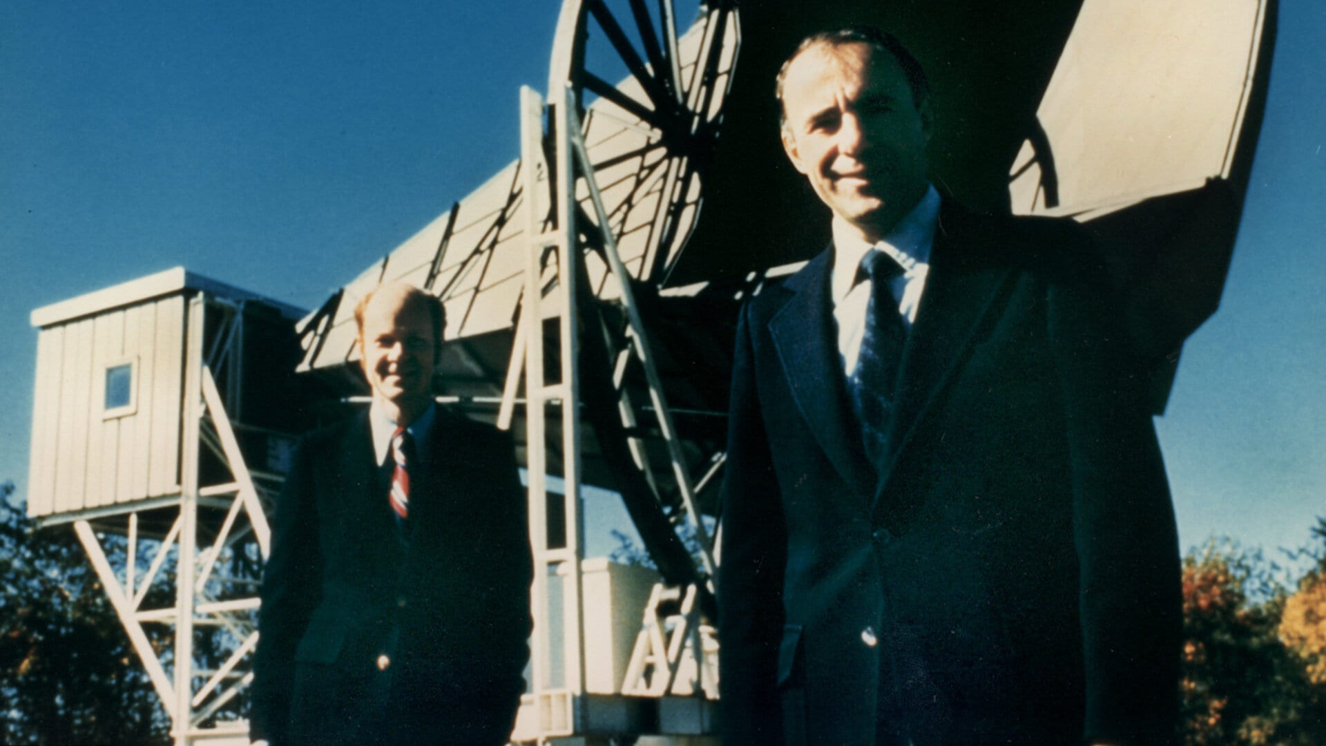 Arno Penzias & Robert Wilson in front of the antenna