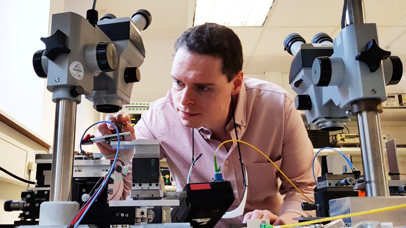 Robert Borkowski using a microscope