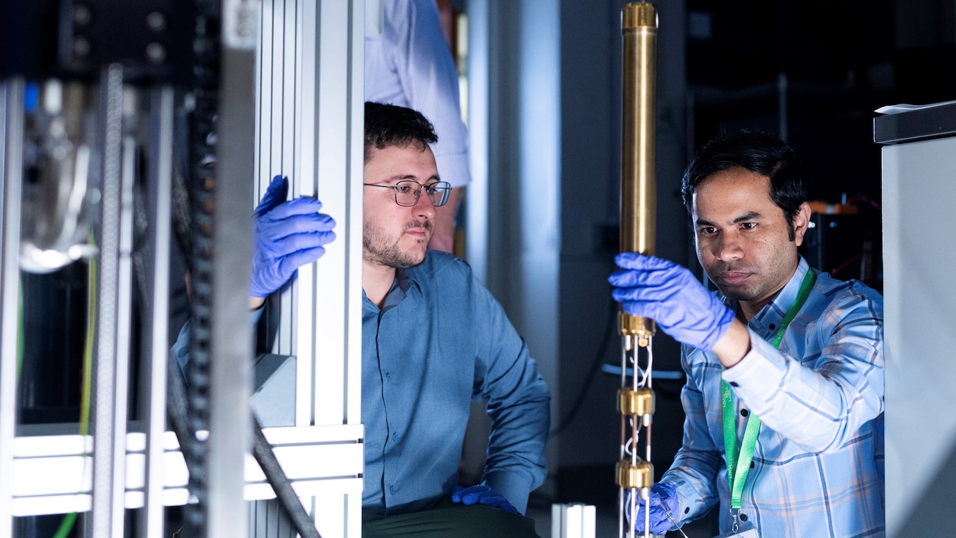 Nokia Bell Labs quantum researchers working in the lab