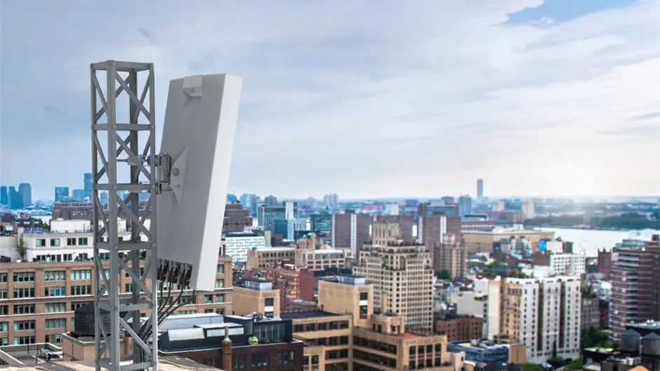 A MIMO antenna on top of a building. The background is the skyline of a city.